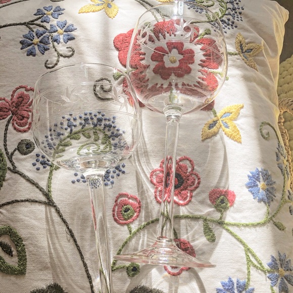 Pair of Spiral Star Etched Crystal Wine Glasses - Picture 10 of 15